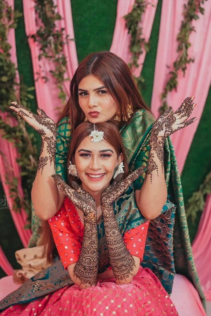 Bride and sister photo ideas to take on your Mehendi ceremony